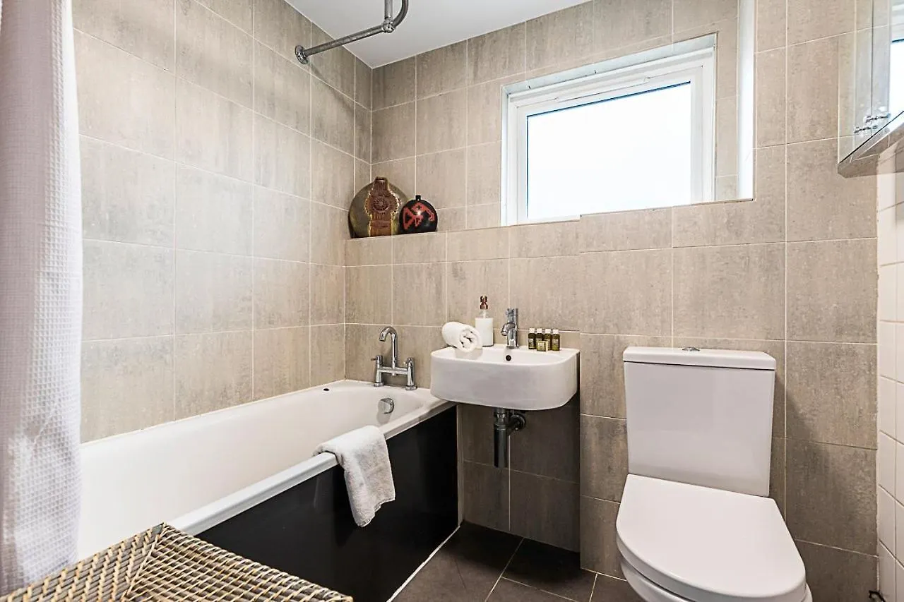 Apartment Bright Stepney Green Nest London